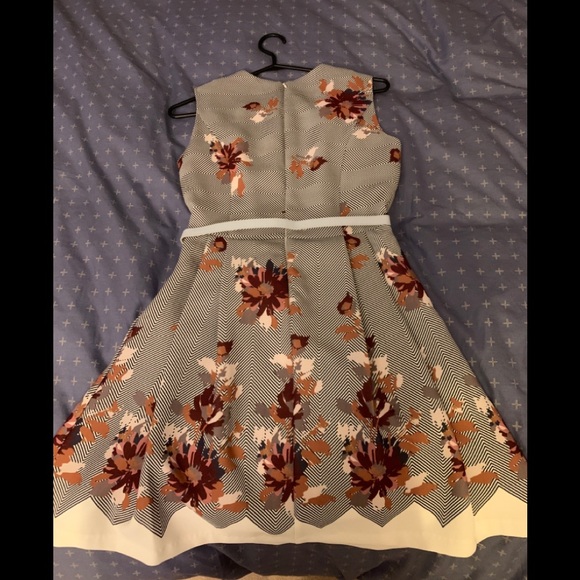 Pretty floral dress - Picture 3 of 4